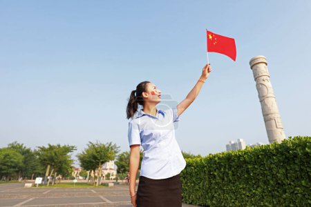 Téléchargez les photos : Comté de Luannan, Chine - 12 juillet 2019 : Les dames prennent des photos avec le drapeau national en main, comté de Luannan, province du Hebei, Chine - en image libre de droit
