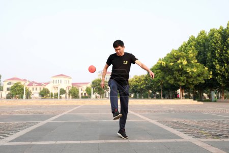 Téléchargez les photos : Comté de Luannan, Chine - 12 juillet 2019 : Les gens saluent Diabolo pour faire de l'exercice dans les parcs, comté de Luannan, province du Hebei, Chine. Diabolo est l'un des moyens traditionnels chinois de fitness folklorique. - en image libre de droit