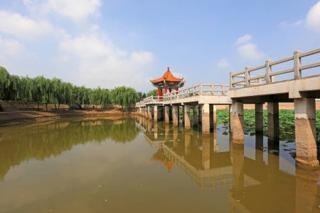 Téléchargez les photos : Architecture traditionnelle classique chinoise dans le lac artificiel - en image libre de droit