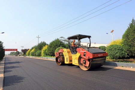 Foto de Condado de Luannan, China - 31 de julio de 2019: sitio de construcción de carreteras rurales, Condado de Luannan, provincia de Hebei, Chin - Imagen libre de derechos