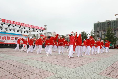 Téléchargez les photos : COMTÉ DE LUANNAN, province du Hebei, Chine - 8 août 2019 : Performance du tambour de la taille des personnes âgées sur la place du parc. - en image libre de droit