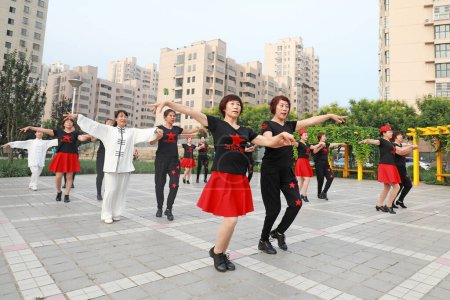 Téléchargez les photos : COMTÉ DE LUANNAN, province du Hebei, Chine - 8 août 2019 : Spectacle de danse fitness féminin sur la place du parc. - en image libre de droit