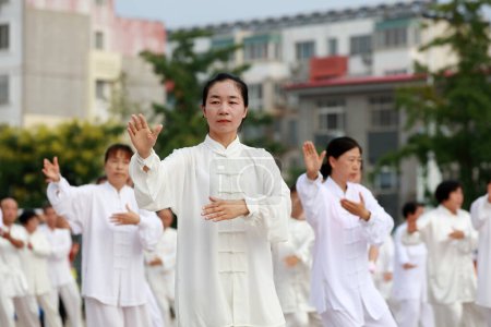 Téléchargez les photos : COMTÉ DE LUANNAN, province du Hebei, Chine - 8 août 2019 : Performance du Taijiquan sur la place du parc. - en image libre de droit