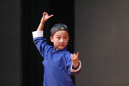Téléchargez les photos : Comté de Luannan, Chine - 15 août 2019 : Des petits acteurs vêtus de costumes anciens s'entraînent, comté de Luannan, province du Hebei, Chine - en image libre de droit