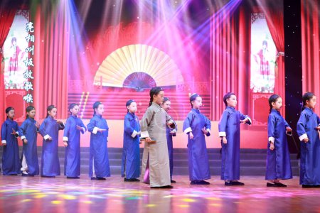 Foto de Condado de Luannan, China - 15 de agosto de 2019: Actuación de danza infantil en vestidos antiguos, Condado de Luannan, provincia de Hebei, China - Imagen libre de derechos