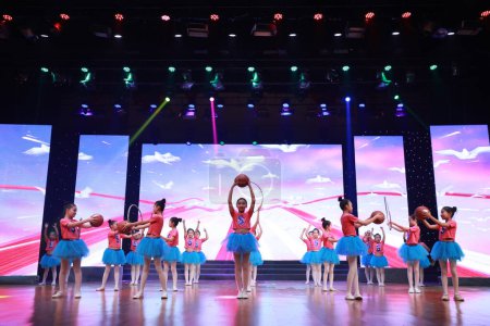 Foto de Condado de Luannan, China - 15 de agosto de 2019: Children 's Sports Dance Performance, Condado de Luannan, provincia de Hebei, China - Imagen libre de derechos