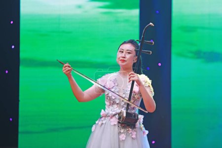 Foto de Condado de Luannan, China - 15 de agosto de 2019: Instrumentos nacionales chinos tocados en el escenario, Condado de Luannan, provincia de Hebei, China - Imagen libre de derechos
