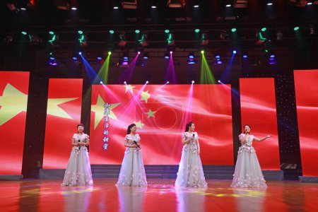 Téléchargez les photos : Comté de Luannan, Chine - 15 août 2019 : Chant féminin sur scène, comté de Luannan, province du Hebei, Chine - en image libre de droit