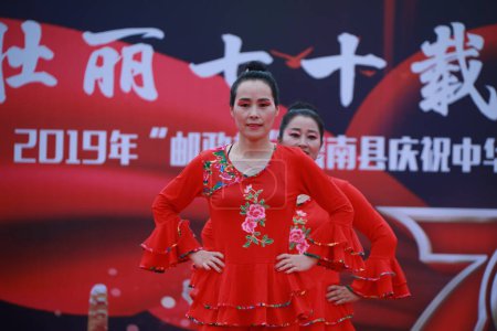 Téléchargez les photos : Comté de Luannan, Chine - 20 août 2019 : Des femmes dansent sur la place, comté de Luannan, province du Hebei, Chine - en image libre de droit