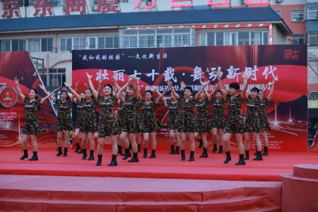 Téléchargez les photos : Comté de Luannan, Chine - 20 août 2019 : Des femmes dansent sur la place, comté de Luannan, province du Hebei, Chine - en image libre de droit