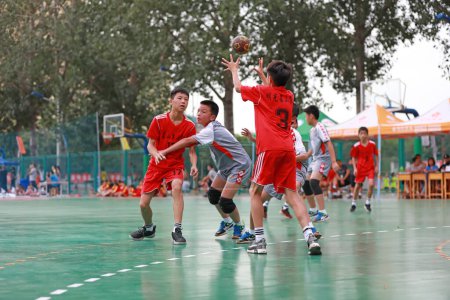 Foto de Condado de Luannan, China - 23 de agosto de 2019: Partidos de balonmano junior en el gimnasio, Condado de Luannan, provincia de Hebei, China - Imagen libre de derechos