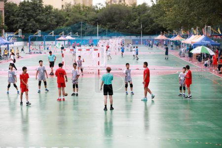 Téléchargez les photos : Comté de Luannan, Chine - 23 août 2019 : Matchs de handball junior dans le gymnase, comté de Luannan, province du Hebei, Chine - en image libre de droit