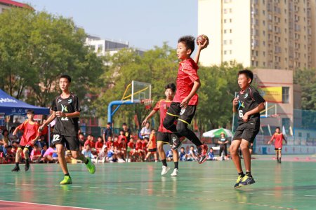 Téléchargez les photos : Comté de Luannan, Chine - 24 août 2019 : Matchs de handball junior dans le gymnase, comté de Luannan, province du Hebei, Chine - en image libre de droit