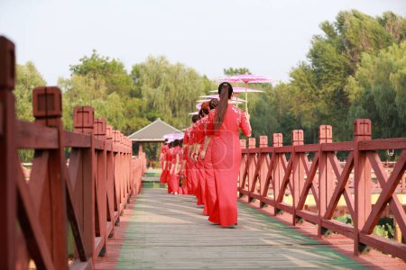 Spectacle de marche Cheongsam chinois dans le parc