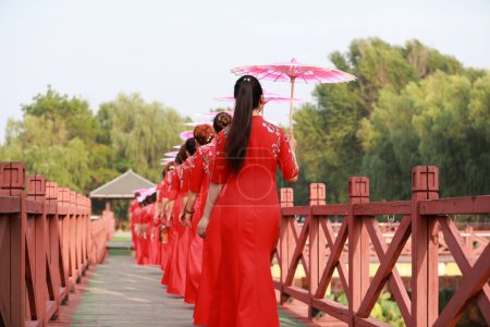 Téléchargez les photos : Spectacle de marche Cheongsam chinois dans le parc - en image libre de droit