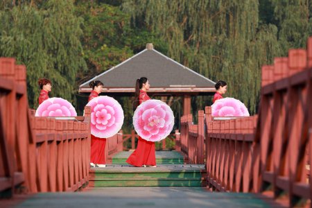 Foto de Condado de Luannan, China - 27 de agosto de 2019: Chinese Cheongsam Walking Show in the Park, Condado de Luannan, provincia de Hebei, China - Imagen libre de derechos