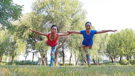 Téléchargez les photos : Comté de Luannan, Chine - 1er septembre 2019 : Les femmes pratiquent le yoga dans les parcs, comté de Luannan, province du Hebei, Chine - en image libre de droit