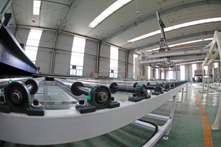 Téléchargez les photos : Machines et équipements sur la chaîne de production de tôles d'acier émaillées, Chine, comté de Luannan, province du Hebei, Chine - en image libre de droit