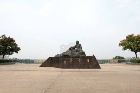 Foto de Condado de Fengrun, China - 15 de septiembre de 2019: Escultura de la figura de Cao Xueqin en el parque, Condado de Fengrun, provincia de Hebei, China - Imagen libre de derechos
