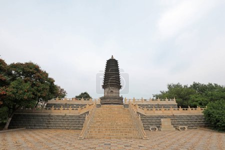 Foto de Condado de Fengrun, China - 15 de septiembre de 2019: Paisaje arquitectónico de antiguas pagodas en China, Condado de Fengrun, provincia de Hebei, China - Imagen libre de derechos