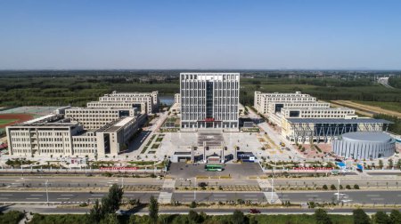 Foto de Condado de Luannan, China - 18 de septiembre de 2019: Vista superior de Luannan No. 1 Campus de la Escuela Media, Condado de Luannan, provincia de Hebei, China - Imagen libre de derechos