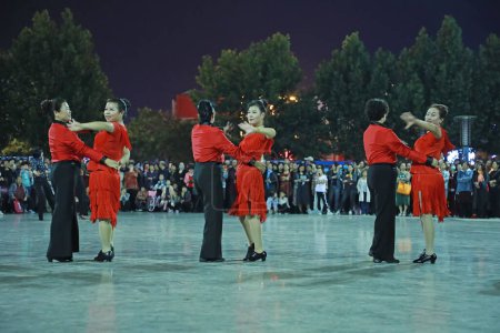 Foto de Condado de Luannan, China - 21 de septiembre de 2019: Actuación de danza de la amistad en Square, Condado de Luannan, provincia de Hebei, China - Imagen libre de derechos