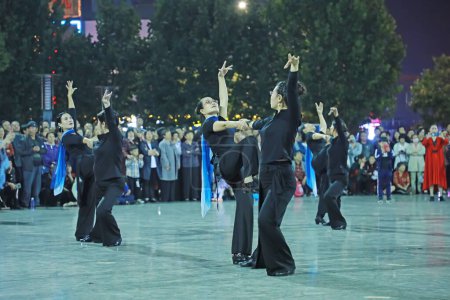 Téléchargez les photos : Comté de Luannan, Chine - 21 septembre 2019 : Spectacle de danse d'amitié sur la place, comté de Luannan, province du Hebei, Chine - en image libre de droit