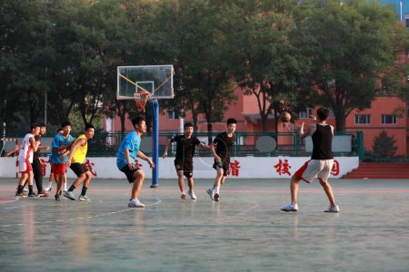 Téléchargez les photos : Comté de Luannan, Chine - 23 septembre 2019 : Les joueurs de handball des élèves du collège s'entraînent, comté de Luannan, province du Hebei, Chine - en image libre de droit