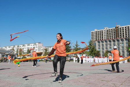 Foto de Condado de Luannan, China - 8 de octubre de 2019: Ejercicio tradicional chino de acondicionamiento físico diabólico en Square, Condado de Luannan, provincia de Hebei, China - Imagen libre de derechos