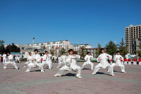 Téléchargez les photos : Comté de Luannan, Chine - 8 octobre 2019 : Performance du Taijiquan sur la place, comté de Luannan, province du Hebei, Chine - en image libre de droit
