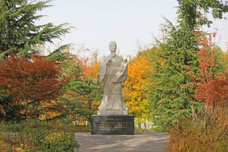 Téléchargez les photos : Sculpture de Li Shizhen, un ancien médecin chinois dans un parc - en image libre de droit