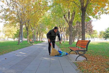Téléchargez les photos : COMTÉ DE LUANNAN, Chine - 29 octobre 2019 : Le nettoyeur nettoie dans le parc, COMTÉ DE LUANNAN, province du Hebei, Chine - en image libre de droit