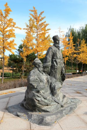 Foto de LUANNAN COUNTY, Provincia de Hebei, China - 1 de noviembre de 2020: Antiguas esculturas de figuras chinas en parques - Imagen libre de derechos