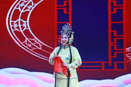 Téléchargez les photos : COMTÉ DE LUANNAN, province du Hebei, Chine - 17 novembre 2019 : performance chinoise de Pingju sur scène. - en image libre de droit