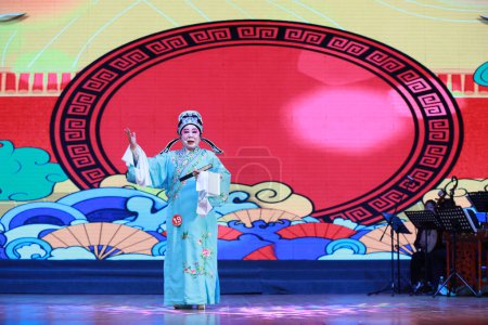 Téléchargez les photos : COMTÉ DE LUANNAN, province du Hebei, Chine - 17 novembre 2019 : performance chinoise de Pingju sur scène. - en image libre de droit
