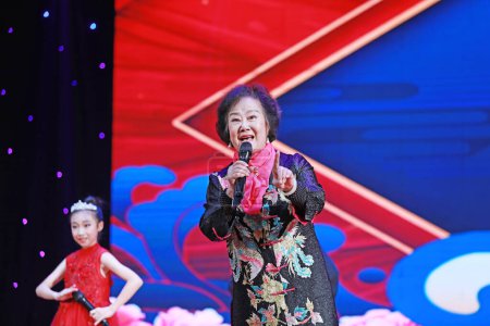 Téléchargez les photos : COMTÉ DE LUANNAN, Province du Hebei, Chine - 17 novembre 2019 : De magnifiques chansons sont chantées sur scène. - en image libre de droit