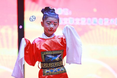 Téléchargez les photos : COMTÉ DE LUANNAN, Province du Hebei, Chine - 17 novembre 2019 : Happy Children's dance performance on the stage. - en image libre de droit