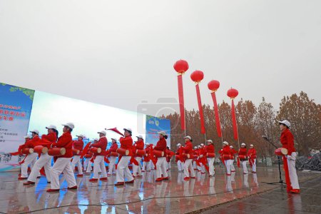 Foto de CONDADO DE LUANNAN, provincia de Hebei, China - 23 de noviembre de 2019: Rendimiento de tambor de cintura para ancianos al aire libre. - Imagen libre de derechos