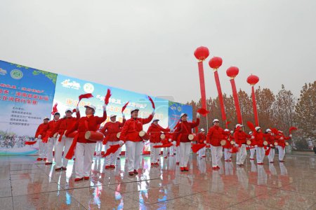 Téléchargez les photos : COMTÉ DE LUANNAN, province du Hebei, Chine - 23 novembre 2019 : Performance du tambour de taille des personnes âgées à l'extérieur. - en image libre de droit