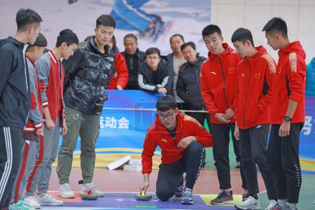 Foto de CONDADO DE LUANNAN, provincia de Hebei, China - 26 de noviembre de 2019: El concurso de curling en terrenos interiores se llevó a cabo en una reunión de personal. - Imagen libre de derechos