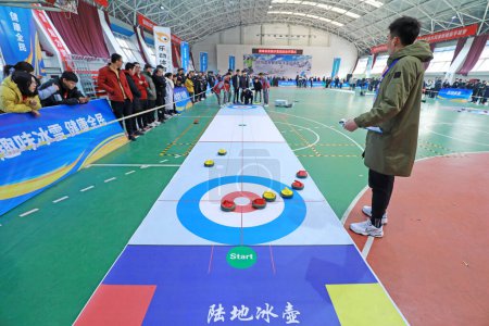 Téléchargez les photos : COMTÉ DE LUANNAN, Province du Hebei, Chine - 26 novembre 2019 : La compétition de curling intérieur a eu lieu lors d'une réunion du personnel. - en image libre de droit