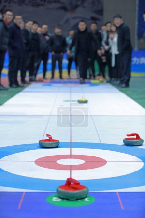 Foto de El concurso de curling de terreno interior se celebró en una reunión de personal. - Imagen libre de derechos