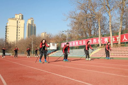 Téléchargez les photos : COMTÉ DE LUANNAN, province du Hebei, Chine - 26 novembre 2019 : Des élèves du collège suivent une formation de patinage à roulettes sur le terrain de jeu. - en image libre de droit
