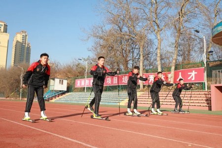 Téléchargez les photos : COMTÉ DE LUANNAN, province du Hebei, Chine - 26 novembre 2019 : Des élèves du collège suivent une formation de patinage à roulettes sur le terrain de jeu. - en image libre de droit