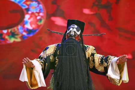 Foto de LUANNAN COUNTY, provincia de Hebei, China - 30 de diciembre de 2019: Ópera tradicional china de Pekín en el escenario - Imagen libre de derechos
