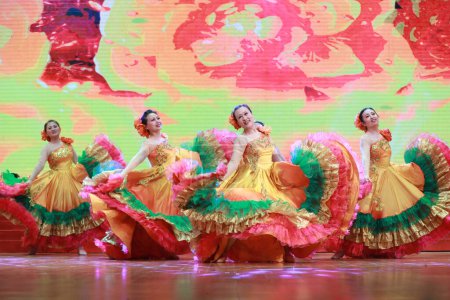 Foto de LUANNAN COUNTY, provincia de Hebei, China - 30 de diciembre de 2019: Actuación de danza popular tradicional china en el escenario. - Imagen libre de derechos