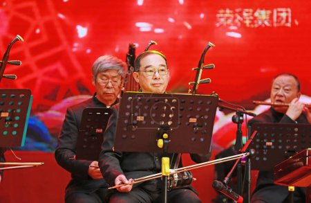 Téléchargez les photos : COMTÉ DE LUANNAN, Province du Hebei, Chine - 30 décembre 2019 : Musique instrumentale traditionnelle chinoise sur scène - en image libre de droit