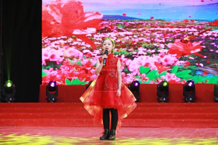 Foto de LUANNAN COUNTY, Provincia de Hebei, China - 1 de enero de 2020: Canciones infantiles chinas en el escenario. - Imagen libre de derechos