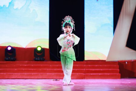 Téléchargez les photos : COMTÉ DE LUANNAN, Province du Hebei, Chine - 1er janvier 2020 : Spectacle chinois de danse pour enfants sur scène. - en image libre de droit