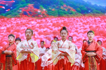 Téléchargez les photos : COMTÉ DE LUANNAN, Province du Hebei, Chine - 1er janvier 2020 : Spectacle chinois de danse pour enfants sur scène. - en image libre de droit